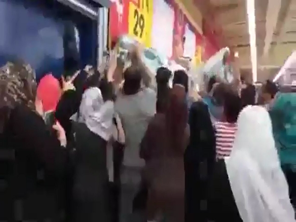 شاهد شجار عنيف بأحد المراكز التجارية الكبيرة والسبب