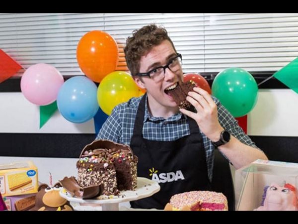 أعظم وظيفة في العالم .. يتناول الكعك طوال اليوم