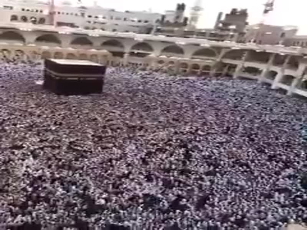 شاهد توقف المطاف حول الكعبة