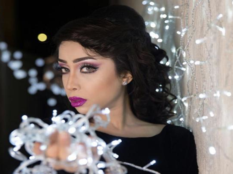 فنّانة زوجها يضربها على الهواء مباشرة.. شاهد ردّ فعلها