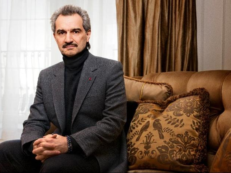 الوليد بن طلال ينشر صورة حفيداته وهن نائمات في الصحراء