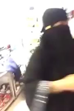 مقيم مصري يضرب فتاة في جدة .. شاهد رد فعل السعوديين