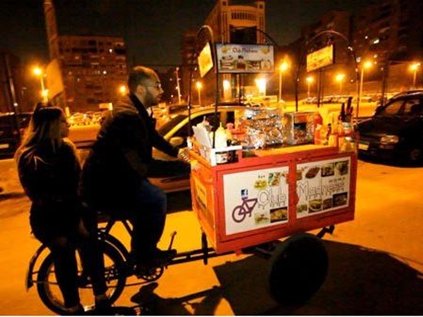 رجل وزوجته يبيعان النقانق على الطريقة الأمريكية