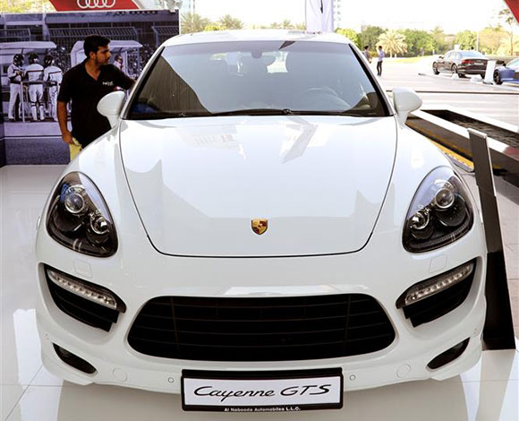 Motor Village يجمع السيارات الفارهة في دبي