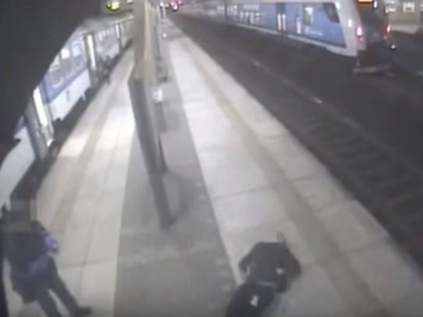 شاهد رجل ينجو من الموت تحت عجلات القطار في اللحظة الأخيرة