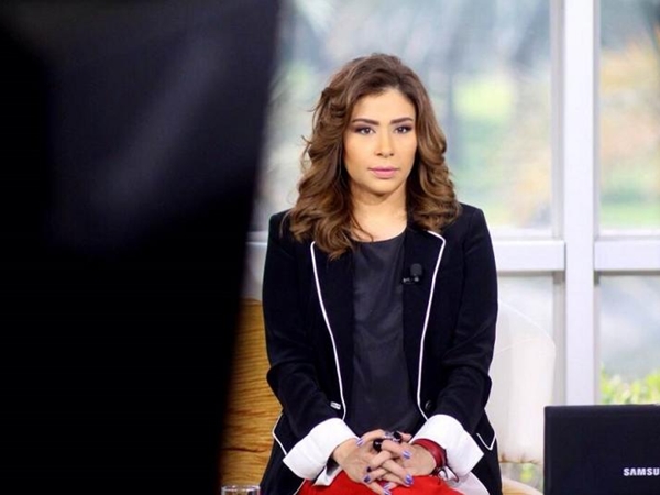 داعية إسلامي يقوم بإضحاك مذيعة ملقبًا إياها حبيبتي