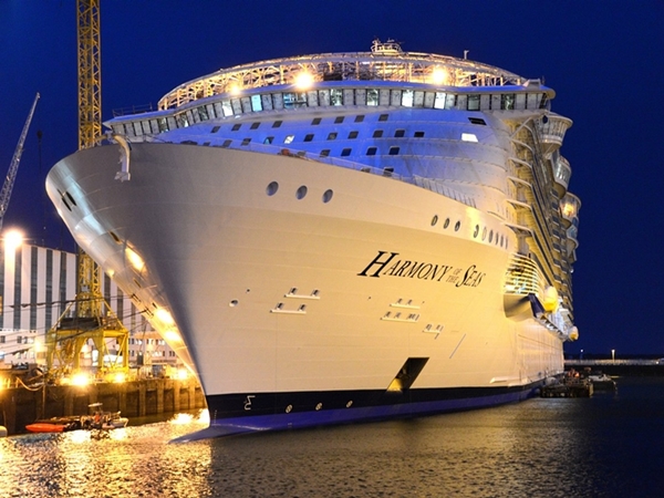 إبحار أكبر سفينة نقل ركاب في العالم للمرة الأولى