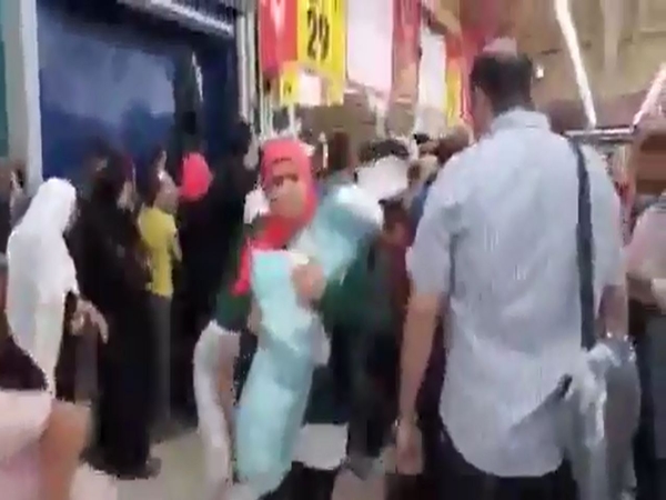 شاهد شجار عنيف بأحد المراكز التجارية الكبيرة والسبب