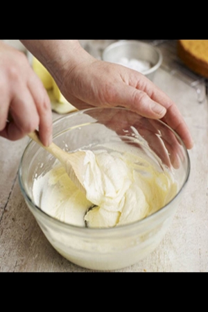 أعظم وظيفة في العالم .. يتناول الكعك طوال اليوم