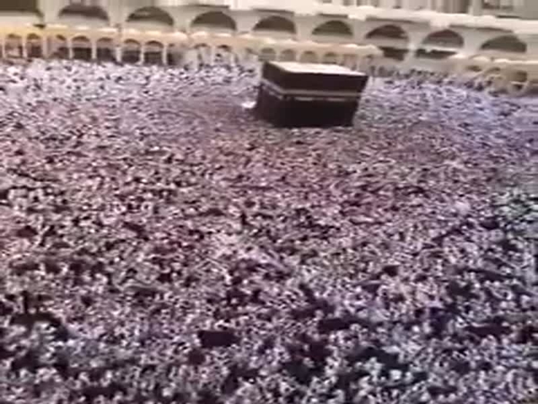 شاهد توقف المطاف حول الكعبة
