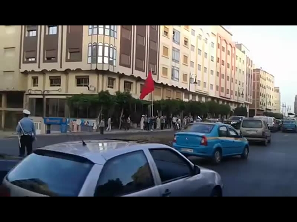 شاهد العاهل المغربي يتجول بدون بروتوكول في شوارع طنجة