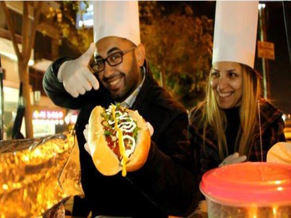 رجل وزوجته يبيعان النقانق على الطريقة الأمريكية