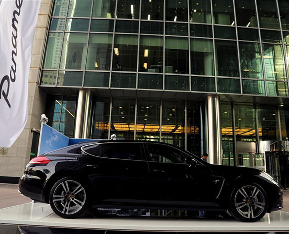 Motor Village يجمع السيارات الفارهة في دبي