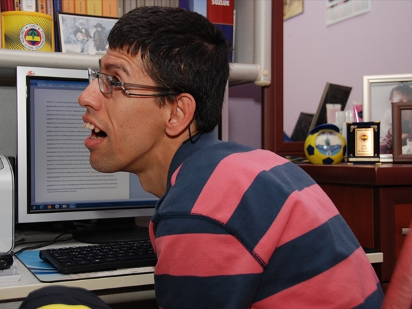 شاب مصاب بالشلل الدماغي .. يكتب كتابًا عن نفسه بواسطة أنفه