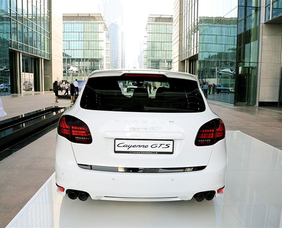 Motor Village يجمع السيارات الفارهة في دبي