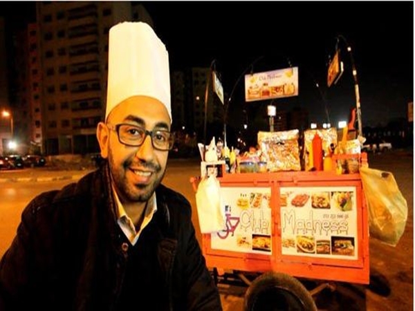 رجل وزوجته يبيعان النقانق على الطريقة الأمريكية