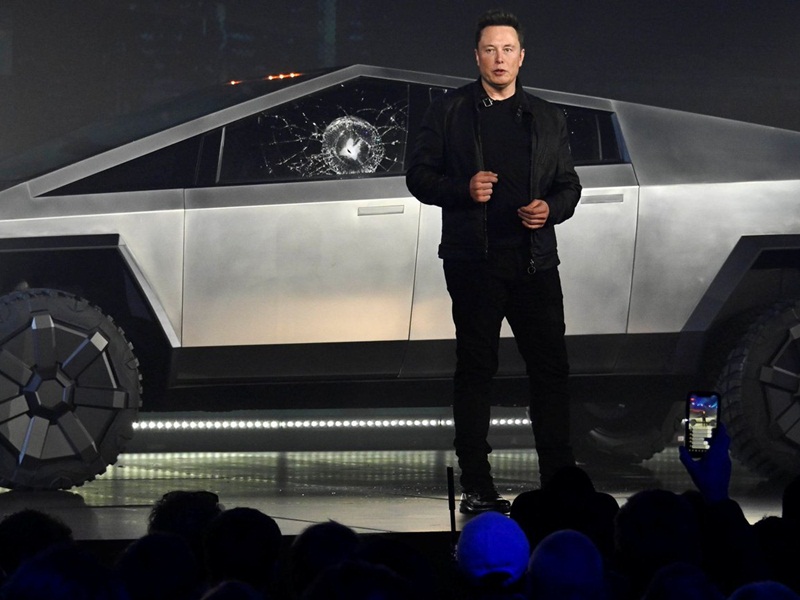 إيلون ماسك يتعرض للإحراج الشديد بسبب شاحنة "تسلا" المصفحة الجديدة