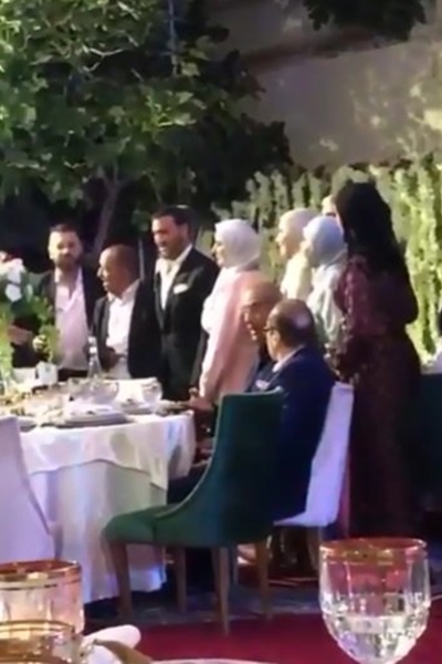 شاهد ما فعله كاظم الساهر في حفل زفاف ابنه عمر بالرباط