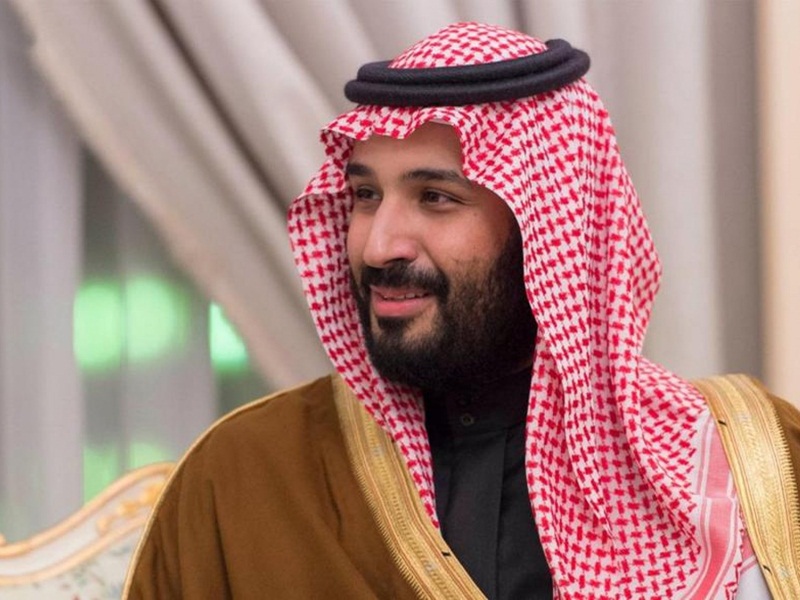 محمد بن سلمان يلفت الأنظار في "الفورمولا" بـ "جاكيت" مميز
