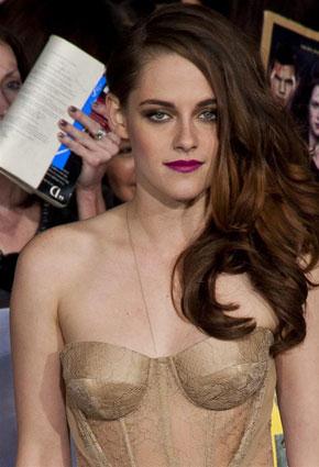 كريستين ستيورات تطيح كايت ميدلتون في ميزان الأناقة