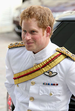 الأمير هاري يلفت الأنظار ببذلته الرسمية في أستونيا