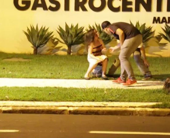 بالفيديو  والصور : طفلة ترعب المارة بوجهها المخيف 