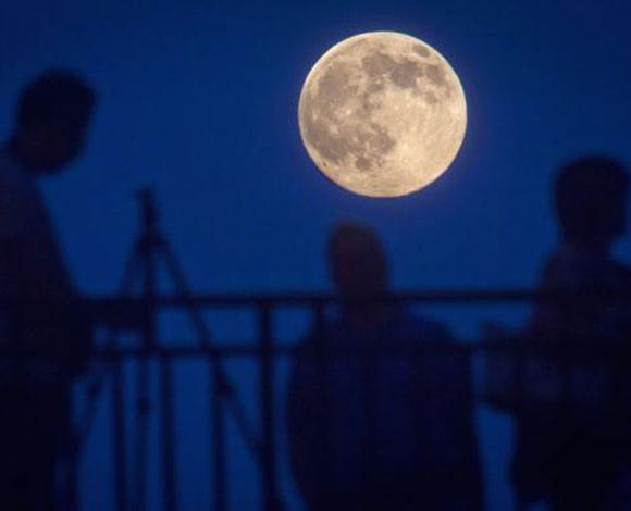 "Supermoon" الظاهرة القمرية الكاملة... بالصور