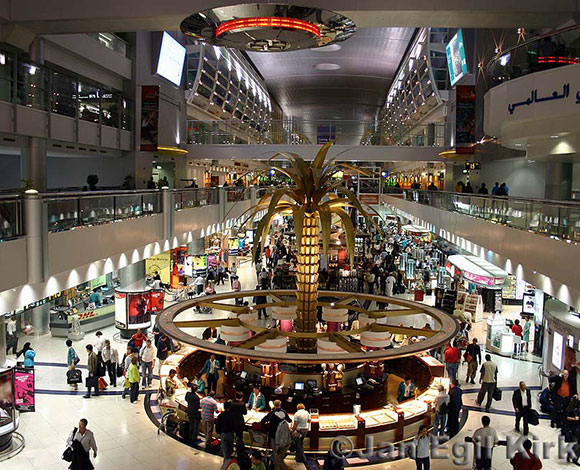 4 شبان يتركون أمهم في مطار دبي 