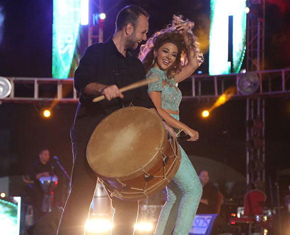 ميريام فارس تستقطب 120 الفاَ إلى منطقة السعدية التي لا يزيد عدد سكانها عن 4 آلاف