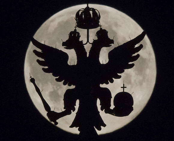 "Supermoon" ظاهرة القمر المثالي التي أبهرت العالم... بالصور
