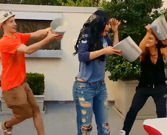 بالفيديو: من تحدت هيفا وهبي بعد الـ Ice Bucket Challenge؟