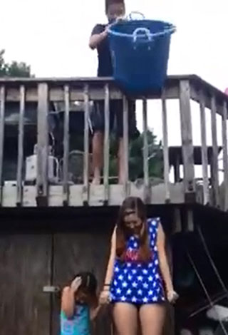 بالفيديو: أسوأ تحديات دلو الثلج Ice Bucket Challenge