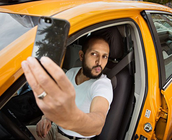 أكثر من 8 آلاف مخالفة سير في الإمارات بسبب الـSelfie