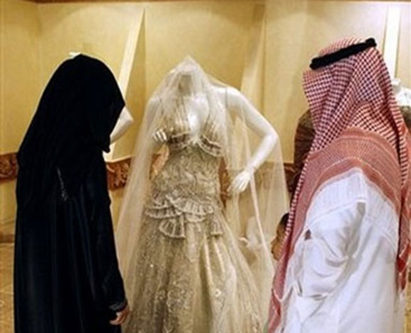 عريس يمهر عروسه بمسروقات من أبيها