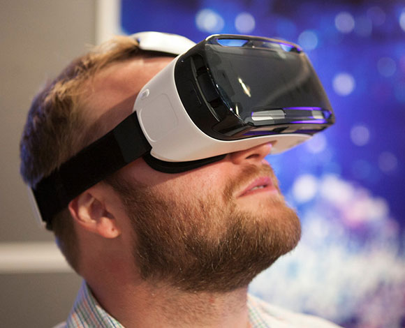 كل ما يجب أن تعرفه عن نظارة سامسونج Gear VR من أوكلوس 