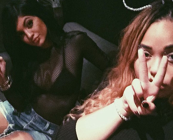 بالصور: كايلي جينر تخطف الأنظار إلى جانب صديقتها 