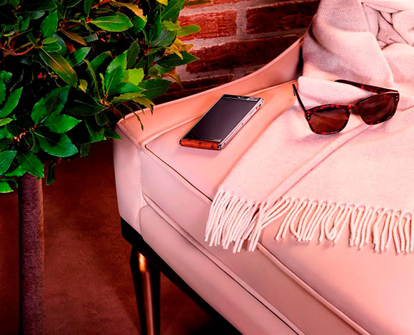 VERTU تطرح ASTER الهاتف الذكي الانكليزي في الصميم