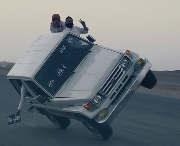 بالفيديو- تفحيط وترفيع بطريقة جنونية من خارج السيارة