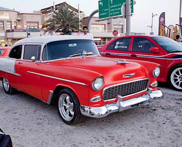معرض السيارات القديمة في شارع الجميرا... بالصور