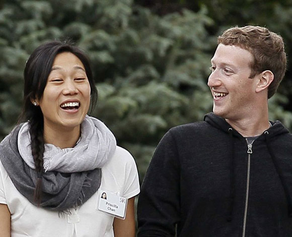 هذا هو السر وراء ارتداء زوكربيرغ التي شيرت نفسه