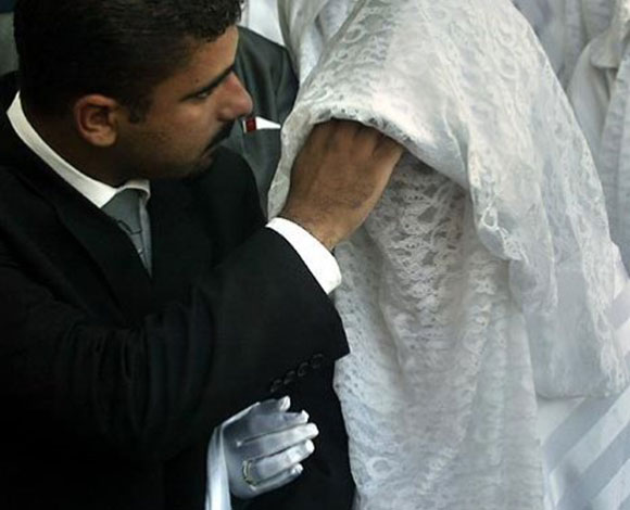 سعودي يطلق عروسه ليلة الزواج عند رؤيته وجهها
