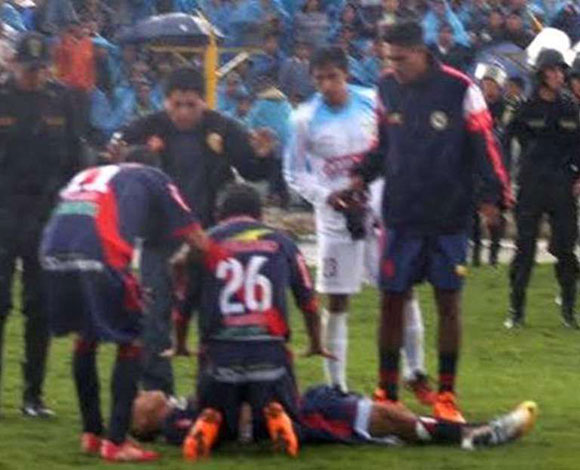دخان يتصاعد من لاعب كرة قدم بعد ان ضربته صاعقة خلال مباراة... بالفيديو