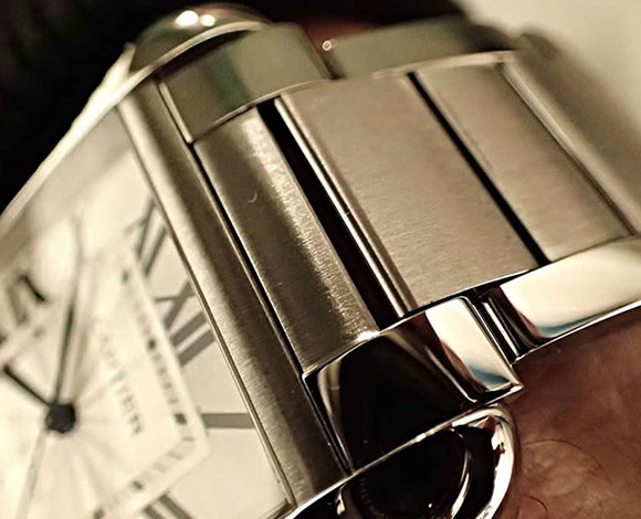 لمحبي الأناقة... كارتيير تكشف عن ساعة Tank Anglaise XL الجديدة