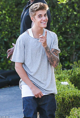 نجوم اثرياء يظهرون دوما بإطلالات رديئة