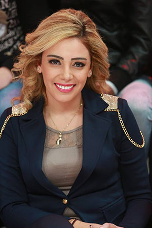 بالفيديو: إنهيار مذيع على الهواء ... ضحكاً