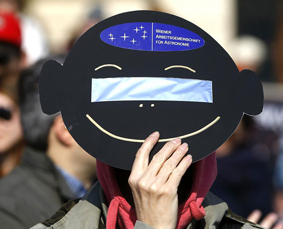 شاهد بالصور أول كسوف نادر للشمس لهذا العام
