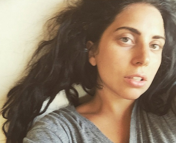 نجمات تتباهين على الإنترنت بإطلالاتهن المثيرة بدون ماكياج