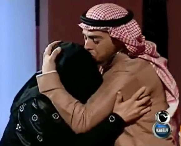 بالفيديو: بعد فراق 25 عام ... سعودي يلتقي بوالدته