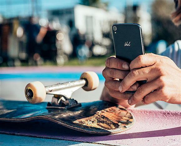 هاتف IDOL 3 الحائز عدة جوائز يقدم تقنية على أحدث مستوى