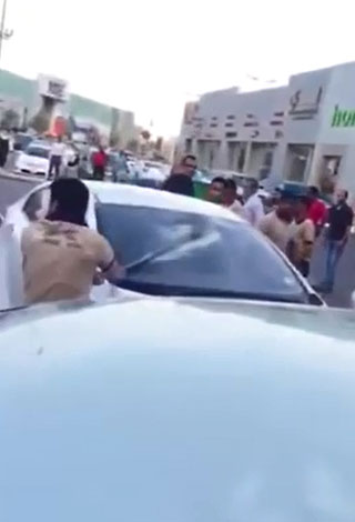 بالفيديو- عمال يعتدون على سعودي بالضرب المبرح